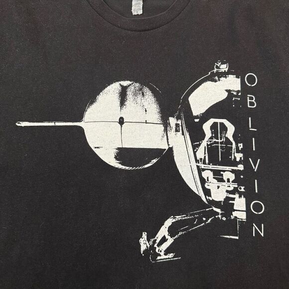 Oblivion Size M Movie Promo Graphic Tee Shirt Black Sci Fi Space Tom Cruise 2013 - Picture 3 of 4